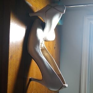 Stuart Weitzman sz 8 b white formal pump with gold chain embellished.